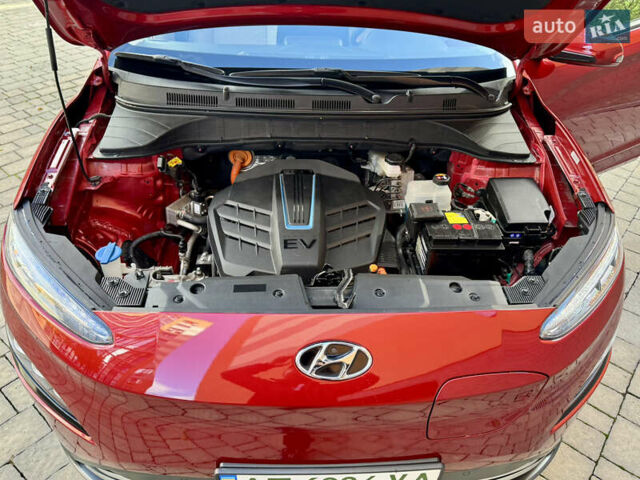 Красный Хендай Kona, объемом двигателя 0 л и пробегом 103 тыс. км за 21400 $, фото 102 на Automoto.ua