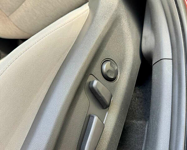 Червоний Хендай Kona, об'ємом двигуна 0 л та пробігом 100 тис. км за 20900 $, фото 77 на Automoto.ua