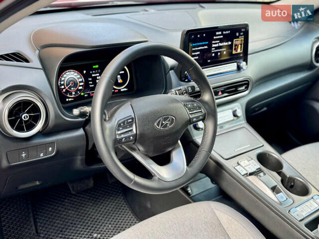 Червоний Хендай Kona, об'ємом двигуна 0 л та пробігом 100 тис. км за 20900 $, фото 68 на Automoto.ua