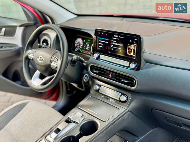 Червоний Хендай Kona, об'ємом двигуна 0 л та пробігом 100 тис. км за 20900 $, фото 60 на Automoto.ua