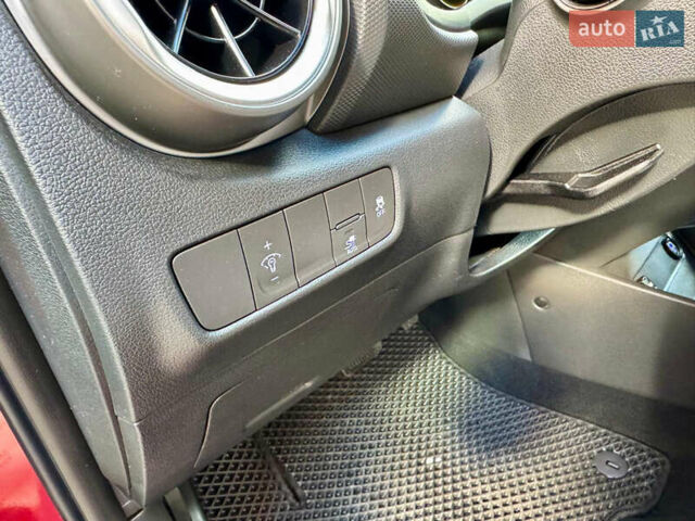 Червоний Хендай Kona, об'ємом двигуна 0 л та пробігом 100 тис. км за 20900 $, фото 62 на Automoto.ua