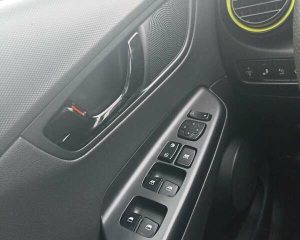 Желтый Хендай Kona, объемом двигателя 1.59 л и пробегом 72 тыс. км за 17400 $, фото 25 на Automoto.ua