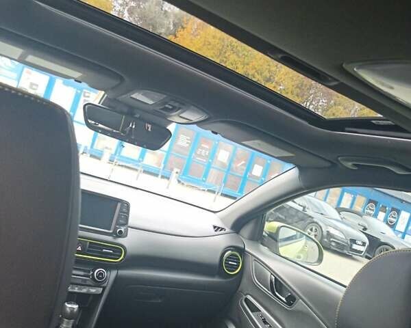 Желтый Хендай Kona, объемом двигателя 1.59 л и пробегом 72 тыс. км за 17400 $, фото 18 на Automoto.ua