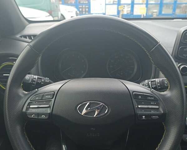 Желтый Хендай Kona, объемом двигателя 1.59 л и пробегом 72 тыс. км за 17400 $, фото 23 на Automoto.ua