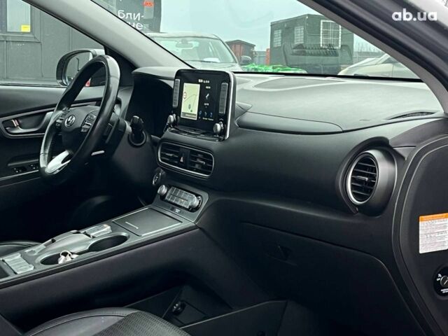 Серый Хендай Kona, объемом двигателя 0 л и пробегом 101 тыс. км за 16990 $, фото 6 на Automoto.ua