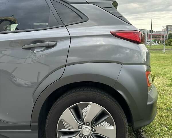 Серый Хендай Kona, объемом двигателя 0 л и пробегом 120 тыс. км за 16500 $, фото 5 на Automoto.ua
