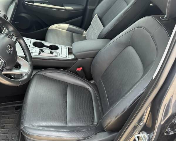 Серый Хендай Kona, объемом двигателя 0 л и пробегом 82 тыс. км за 22000 $, фото 15 на Automoto.ua