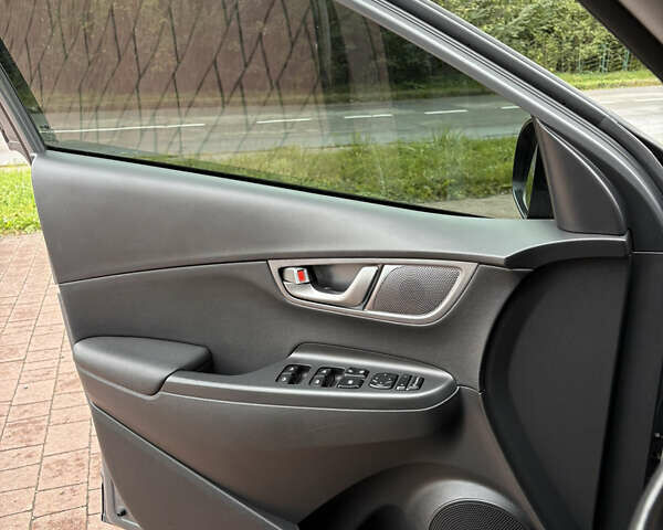 Сірий Хендай Kona, об'ємом двигуна 0 л та пробігом 114 тис. км за 17000 $, фото 8 на Automoto.ua