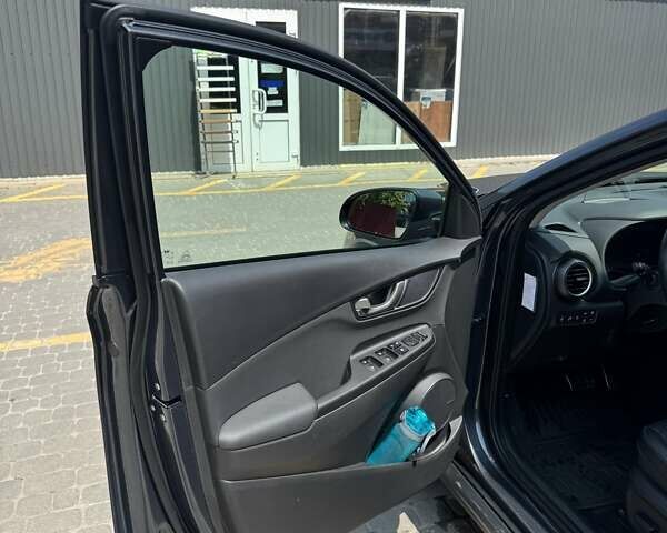 Серый Хендай Kona, объемом двигателя 0 л и пробегом 82 тыс. км за 22000 $, фото 12 на Automoto.ua