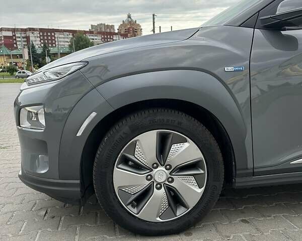 Серый Хендай Kona, объемом двигателя 0 л и пробегом 120 тыс. км за 16500 $, фото 6 на Automoto.ua