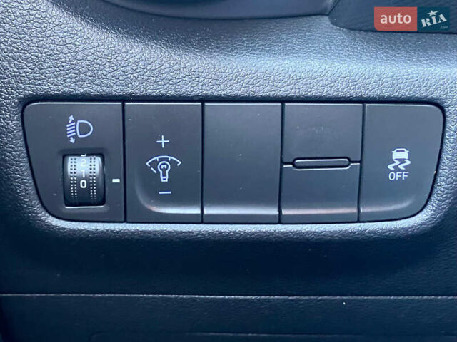 Серый Хендай Kona, объемом двигателя 1.6 л и пробегом 152 тыс. км за 15800 $, фото 17 на Automoto.ua