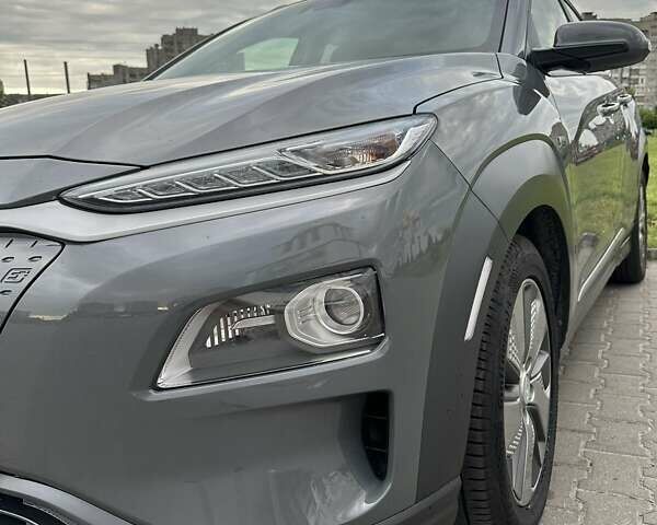 Серый Хендай Kona, объемом двигателя 0 л и пробегом 120 тыс. км за 16500 $, фото 2 на Automoto.ua