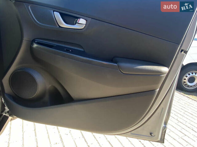 Серый Хендай Kona, объемом двигателя 1.6 л и пробегом 152 тыс. км за 15800 $, фото 15 на Automoto.ua