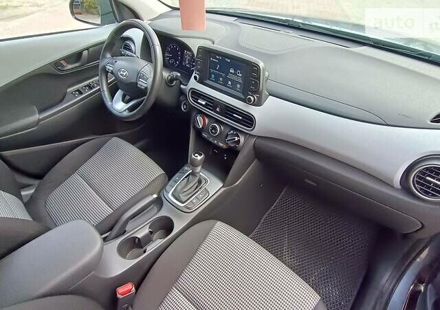 Серый Хендай Kona, объемом двигателя 2 л и пробегом 42 тыс. км за 16850 $, фото 25 на Automoto.ua