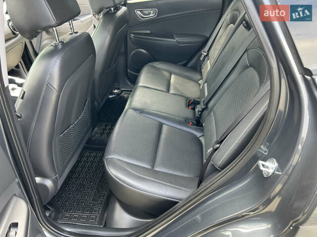 Серый Хендай Kona, объемом двигателя 0 л и пробегом 96 тыс. км за 17300 $, фото 14 на Automoto.ua
