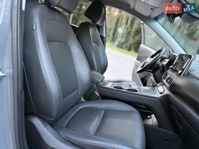 Серый Хендай Kona, объемом двигателя 0 л и пробегом 96 тыс. км за 17200 $, фото 68 на Automoto.ua