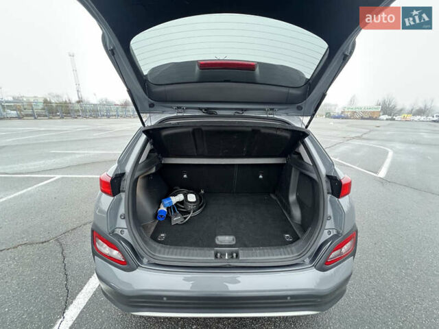 Серый Хендай Kona, объемом двигателя 0 л и пробегом 131 тыс. км за 16500 $, фото 14 на Automoto.ua