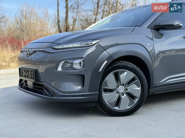 Серый Хендай Kona, объемом двигателя 0 л и пробегом 90 тыс. км за 16750 $, фото 2 на Automoto.ua