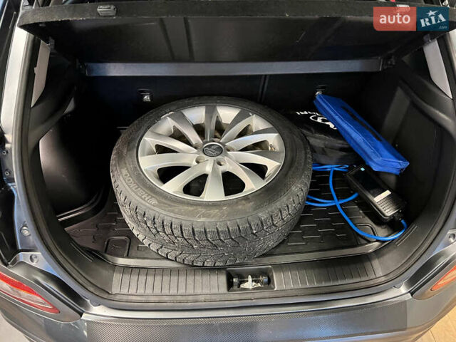 Серый Хендай Kona, объемом двигателя 0 л и пробегом 85 тыс. км за 14450 $, фото 22 на Automoto.ua