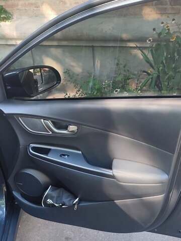 Серый Хендай Kona, объемом двигателя 0 л и пробегом 105 тыс. км за 17999 $, фото 23 на Automoto.ua