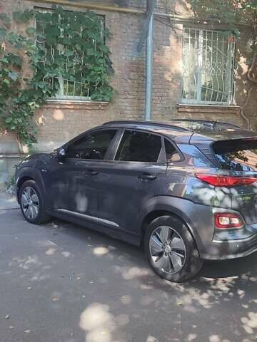Серый Хендай Kona, объемом двигателя 0 л и пробегом 105 тыс. км за 17999 $, фото 1 на Automoto.ua