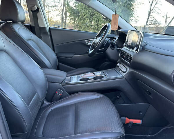 Серый Хендай Kona, объемом двигателя 0 л и пробегом 126 тыс. км за 17300 $, фото 70 на Automoto.ua