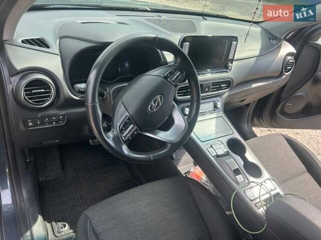 Серый Хендай Kona, объемом двигателя 0 л и пробегом 85 тыс. км за 18700 $, фото 4 на Automoto.ua