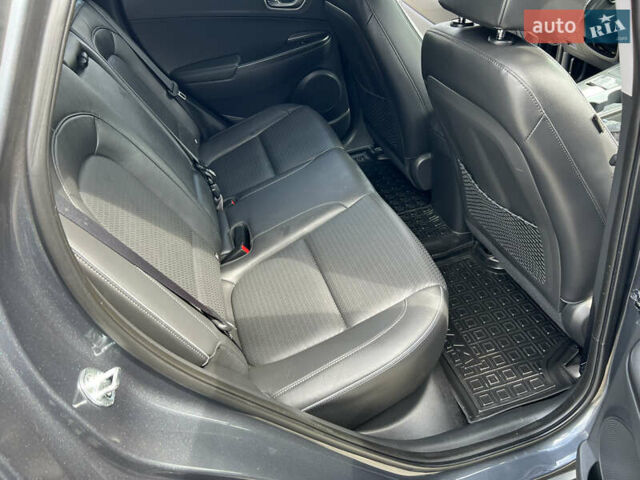 Серый Хендай Kona, объемом двигателя 0 л и пробегом 96 тыс. км за 17300 $, фото 13 на Automoto.ua