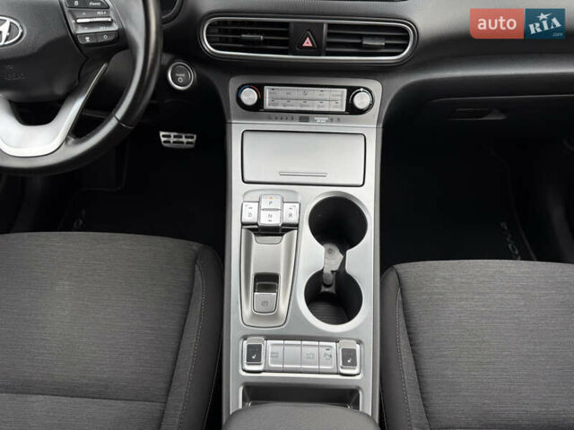 Серый Хендай Kona, объемом двигателя 0 л и пробегом 127 тыс. км за 17650 $, фото 39 на Automoto.ua