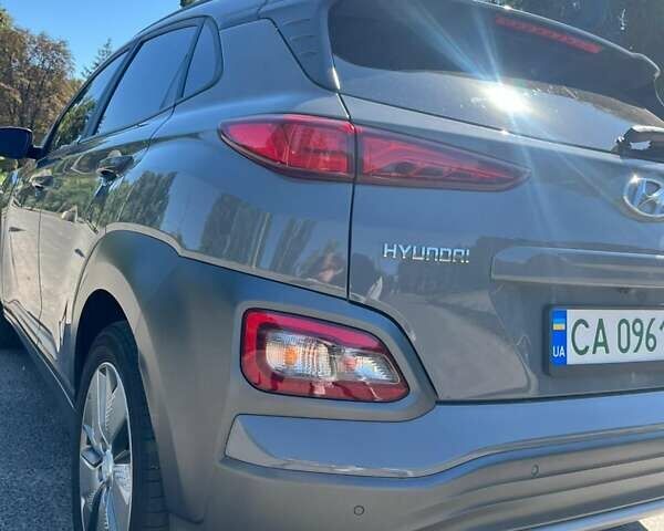 Сірий Хендай Kona, об'ємом двигуна 0 л та пробігом 97 тис. км за 16500 $, фото 2 на Automoto.ua