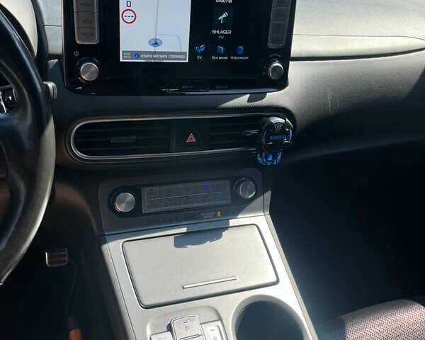 Сірий Хендай Kona, об'ємом двигуна 0 л та пробігом 97 тис. км за 16500 $, фото 12 на Automoto.ua