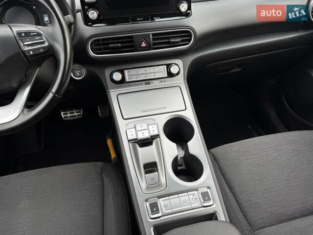 Серый Хендай Kona, объемом двигателя 0 л и пробегом 127 тыс. км за 17650 $, фото 38 на Automoto.ua