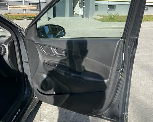 Серый Хендай Kona, объемом двигателя 2 л и пробегом 93 тыс. км за 15900 $, фото 35 на Automoto.ua