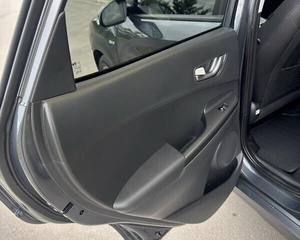 Сірий Хендай Kona, об'ємом двигуна 0 л та пробігом 65 тис. км за 17300 $, фото 17 на Automoto.ua