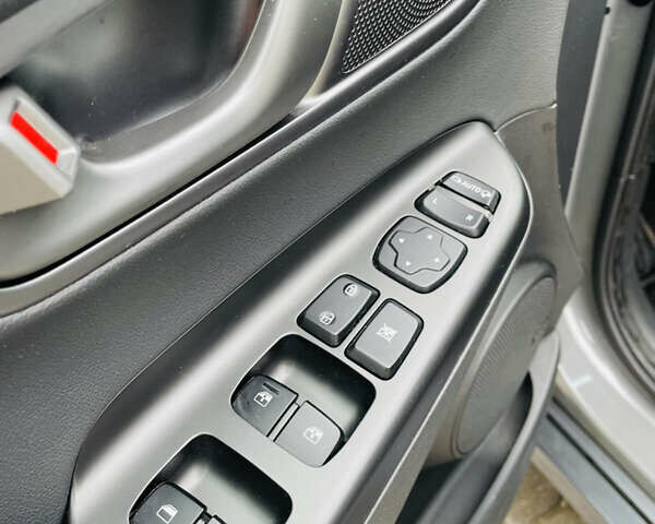 Сірий Хендай Kona, об'ємом двигуна 0 л та пробігом 103 тис. км за 17999 $, фото 11 на Automoto.ua