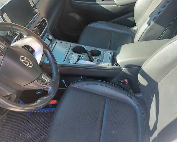 Сірий Хендай Kona, об'ємом двигуна 0 л та пробігом 110 тис. км за 16500 $, фото 2 на Automoto.ua