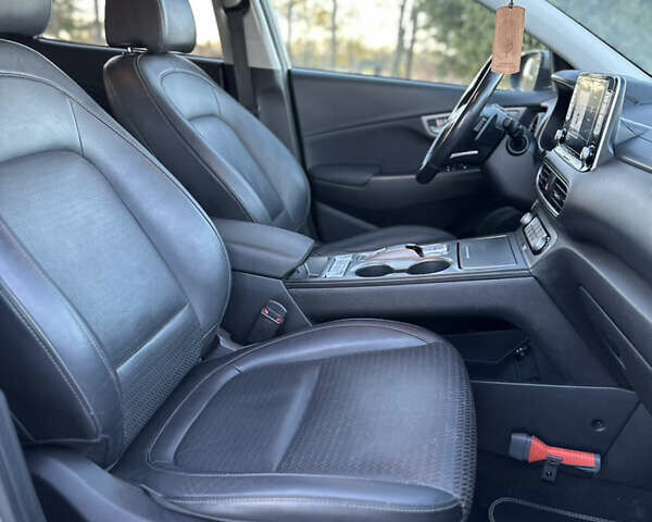 Серый Хендай Kona, объемом двигателя 0 л и пробегом 126 тыс. км за 17300 $, фото 71 на Automoto.ua