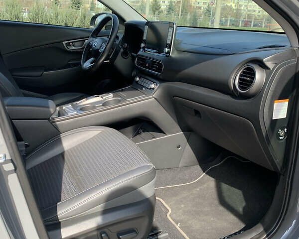 Сірий Хендай Kona, об'ємом двигуна 0 л та пробігом 82 тис. км за 16900 $, фото 11 на Automoto.ua