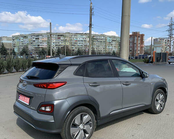 Сірий Хендай Kona, об'ємом двигуна 0 л та пробігом 82 тис. км за 16900 $, фото 4 на Automoto.ua