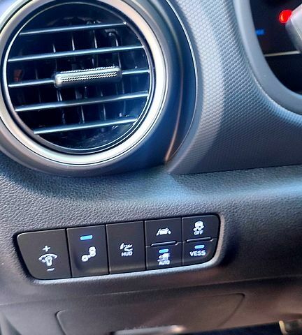 Серый Хендай Kona, объемом двигателя 0 л и пробегом 105 тыс. км за 17999 $, фото 5 на Automoto.ua