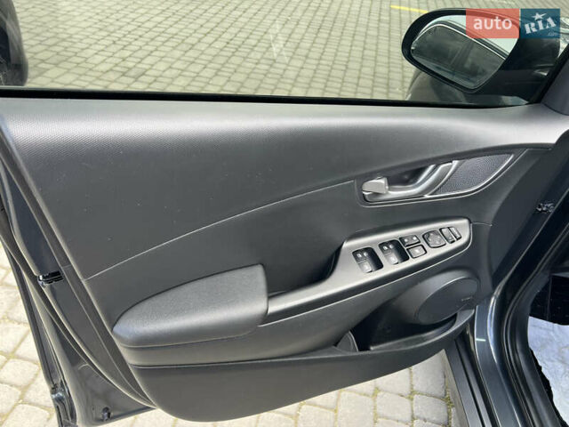 Серый Хендай Kona, объемом двигателя 0 л и пробегом 96 тыс. км за 17300 $, фото 7 на Automoto.ua