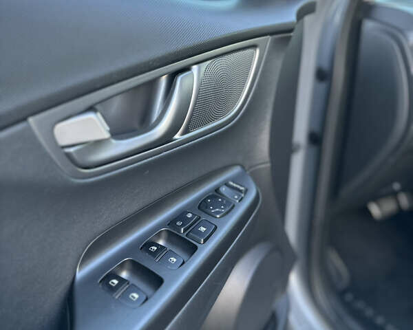 Серый Хендай Kona, объемом двигателя 0 л и пробегом 126 тыс. км за 17300 $, фото 45 на Automoto.ua