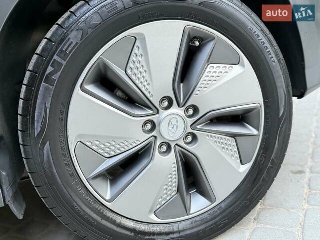 Серый Хендай Kona, объемом двигателя 0 л и пробегом 95 тыс. км за 17300 $, фото 69 на Automoto.ua