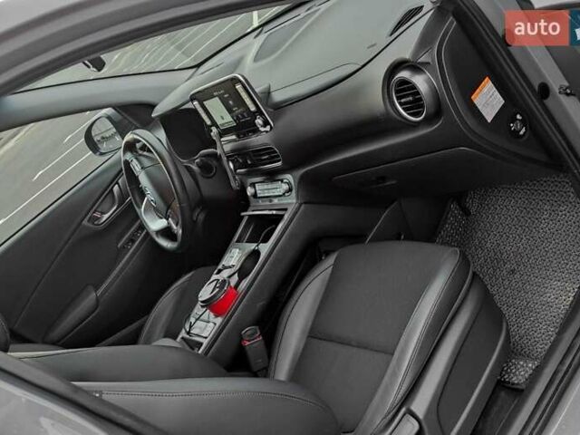 Сірий Хендай Kona, об'ємом двигуна 0 л та пробігом 71 тис. км за 17500 $, фото 8 на Automoto.ua