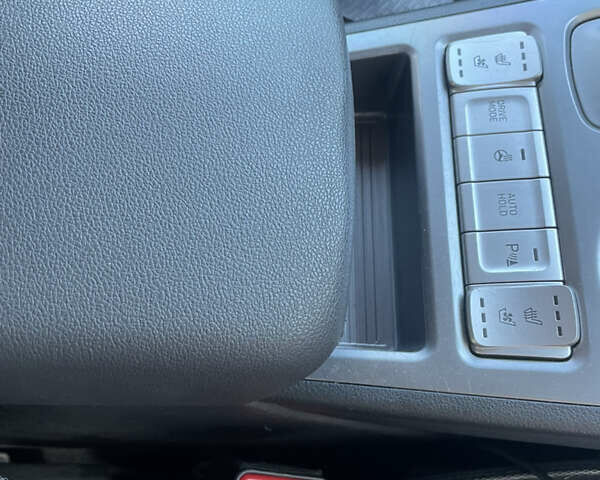 Сірий Хендай Kona, об'ємом двигуна 0 л та пробігом 134 тис. км за 16800 $, фото 20 на Automoto.ua