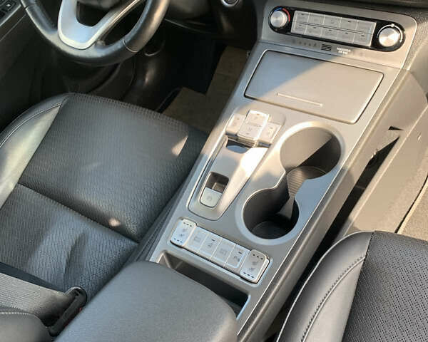 Сірий Хендай Kona, об'ємом двигуна 0 л та пробігом 82 тис. км за 16900 $, фото 10 на Automoto.ua