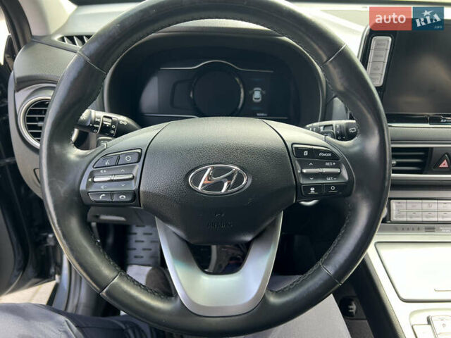 Серый Хендай Kona, объемом двигателя 0 л и пробегом 96 тыс. км за 17300 $, фото 17 на Automoto.ua