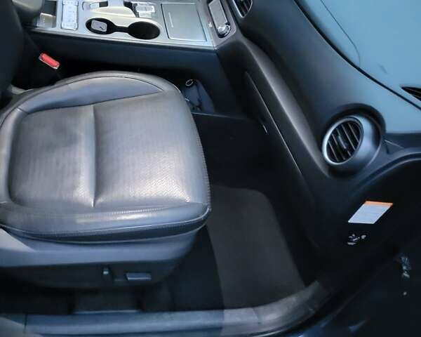 Серый Хендай Kona, объемом двигателя 0 л и пробегом 194 тыс. км за 15800 $, фото 6 на Automoto.ua