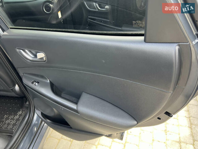 Серый Хендай Kona, объемом двигателя 0 л и пробегом 96 тыс. км за 17300 $, фото 12 на Automoto.ua