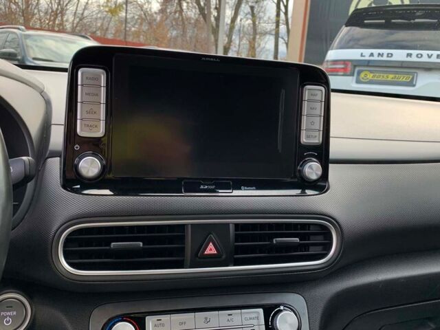 Серый Хендай Kona, объемом двигателя 64 л и пробегом 119 тыс. км за 17900 $, фото 7 на Automoto.ua